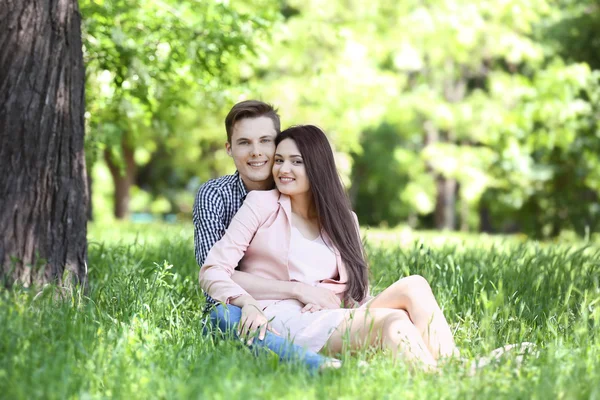 Mooie paar in park — Stockfoto