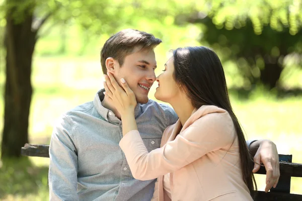 Preciosa pareja en el parque — Foto de Stock