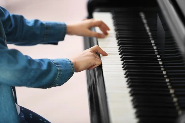 Ragazza che suona il pianoforte — Foto Stock