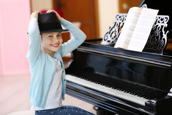 Mała dziewczynka gra na fortepianie — Zdjęcie stockowe