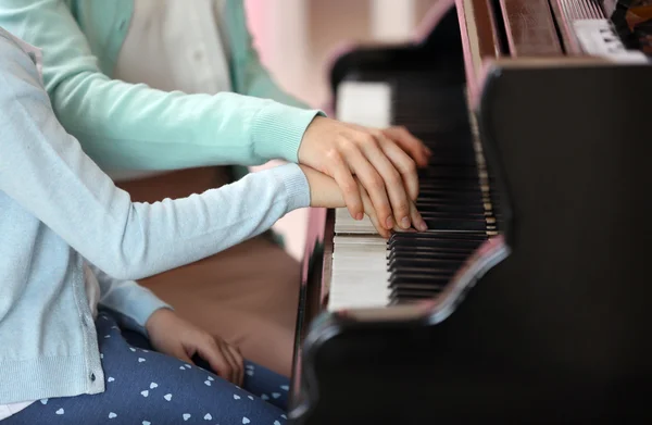 Small girl learning play — Stock Photo, Image