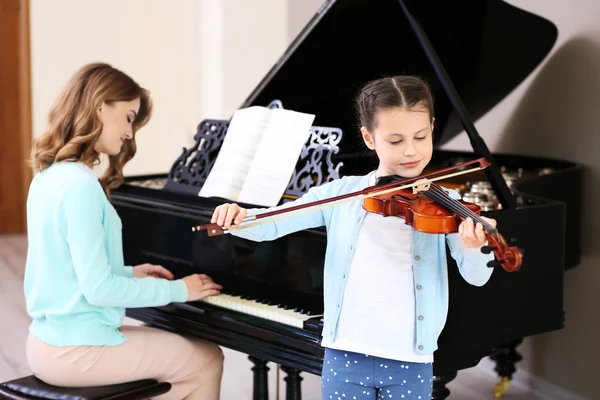 Menina pequena aprendendo jogar — Fotografia de Stock