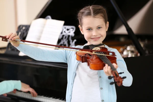 Petite fille apprendre à jouer — Photo