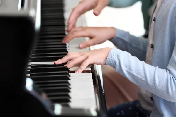 Ragazza che impara suonare il pianoforte — Foto Stock