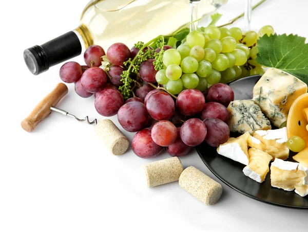 Вино с виноградом и сыром — стоковое фото
