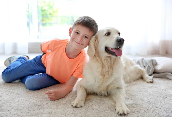Mały chłopiec i pies w domu — Zdjęcie stockowe