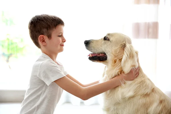 Piccolo ragazzo e simpatico cane a casa — Foto Stock