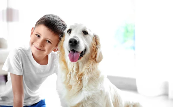 Piccolo ragazzo e simpatico cane a casa — Foto Stock