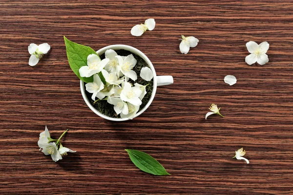 Foglie di tè verde e fiori di gelsomino — Foto Stock