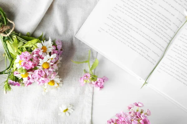 Güzel çayır buket ve kitap 