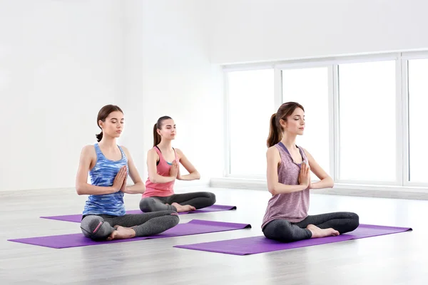 Donne che fanno yoga — Foto Stock