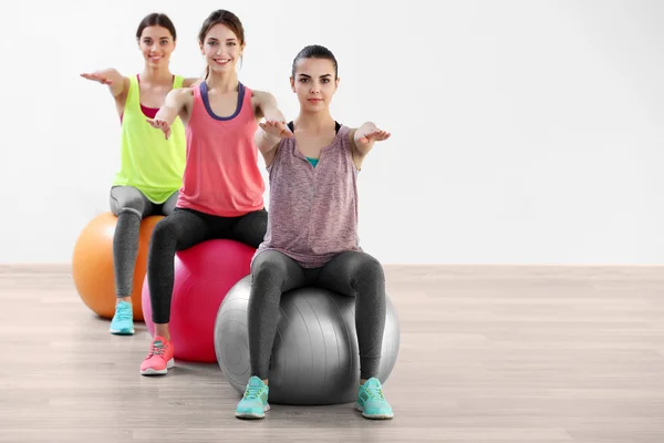 Vrouwen doen oefening met de bal — Stockfoto