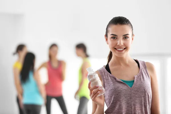 Mujer joven en el gimnasio — Foto de Stock