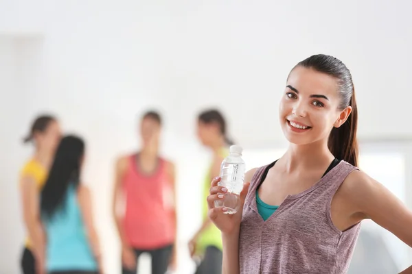 Young woman in gym — Stock Photo, Image