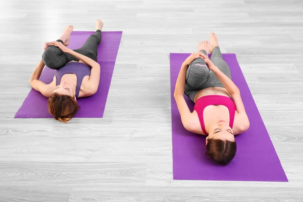 Ženy cvičí jógu — Stock fotografie