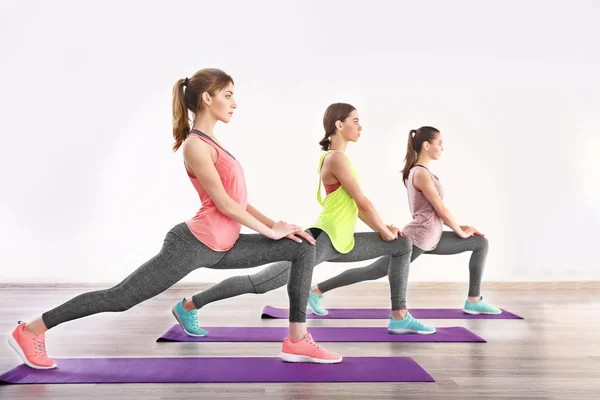 Vrouwen doen oefening in gym — Stockfoto