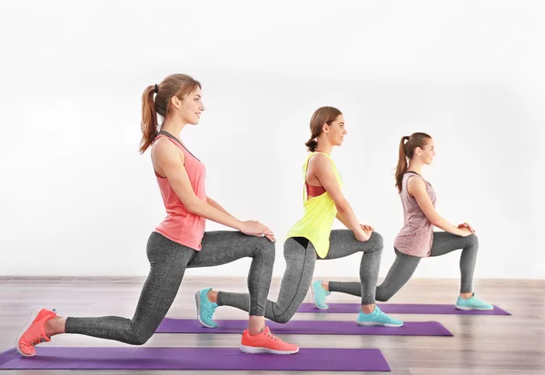 Mujeres haciendo ejercicio en el gimnasio —  Fotos de Stock