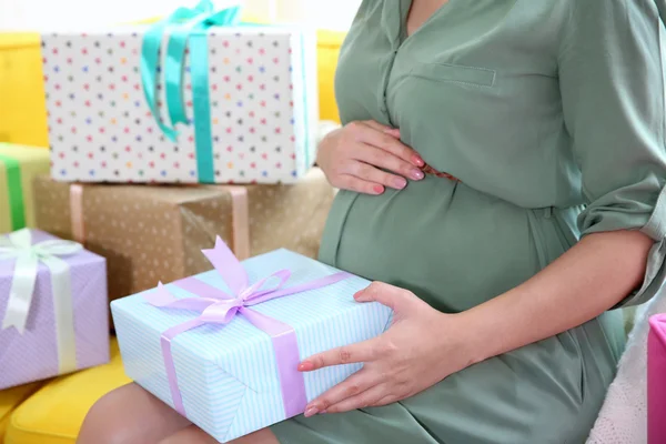 Wanita hamil dengan hadiah — Stok Foto
