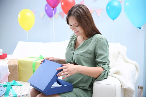 Femme enceinte avec des cadeaux à la fête de la fête de bébé — Photo