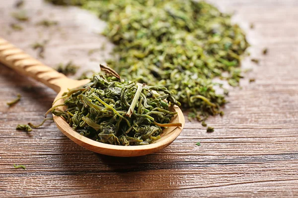 Suche liście herbaty w drewnianą łyżką — Zdjęcie stockowe
