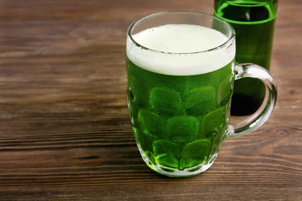 Groene bier glas — Stockfoto