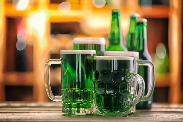 Různé sklenice zelené pivo — Stock fotografie