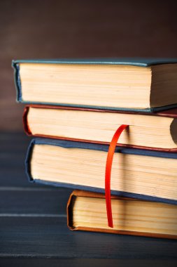 Bir yığın eski kitap. 