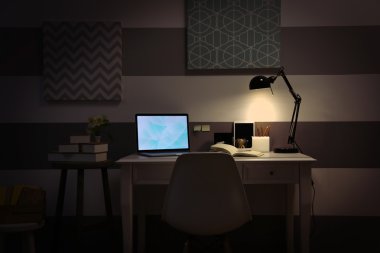 Dizüstü bilgisayar ile şık işyeri  