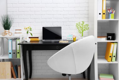 Dizüstü bilgisayar ile şık işyeri