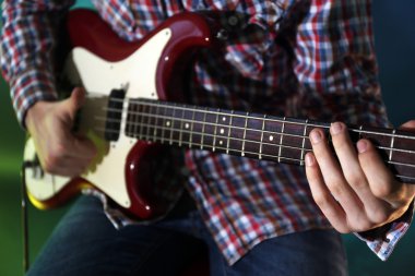 Elektro gitar çalan genç adam. 