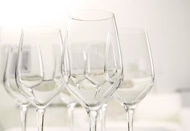 Boş parlak kadehlerin