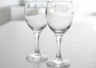 Boş parlak kadehlerin