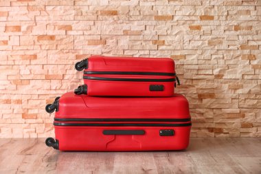 Kırmızı bavul tuğla duvar 