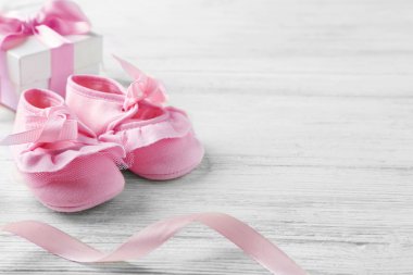 Bebek Patik ve hediye kutusu