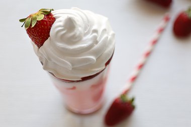 enfes çilekli milkshake