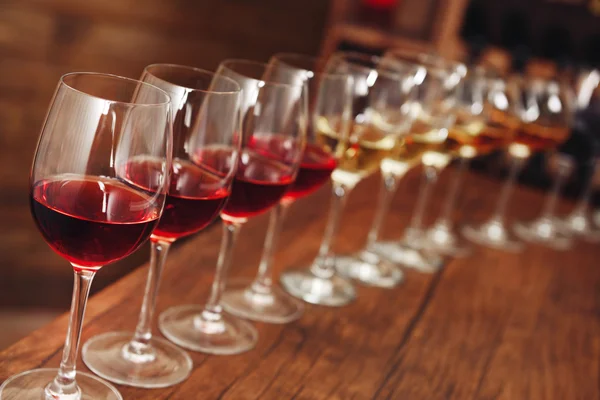 Many glasses of different wine — Stock Photo, Image