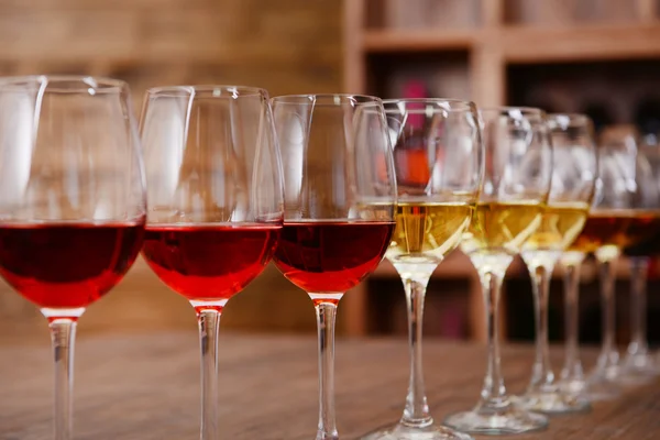 Wiele okulary różne wina — Zdjęcie stockowe