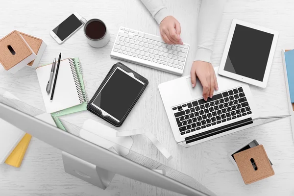 Geschäftsfrau arbeitet im Büro — Stockfoto