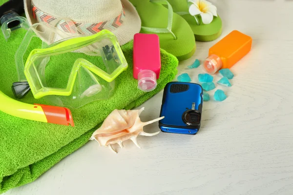 Accessoires d'été sur table en bois — Photo