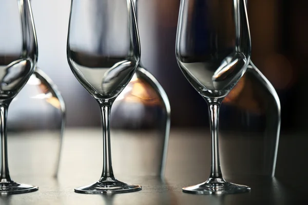 Verres à vin vides sur la table — Photo