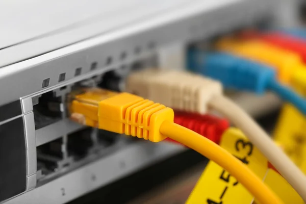 Подключение кабелей Ethernet — стоковое фото