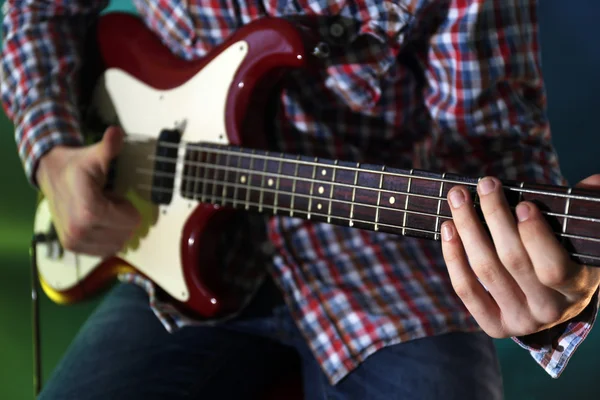 Joven tocando la guitarra eléctrica —  Fotos de Stock