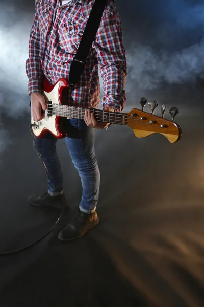 Joven tocando la guitarra eléctrica —  Fotos de Stock