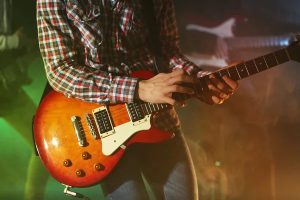 Jovem tocando guitarra elétrica — Fotografia de Stock