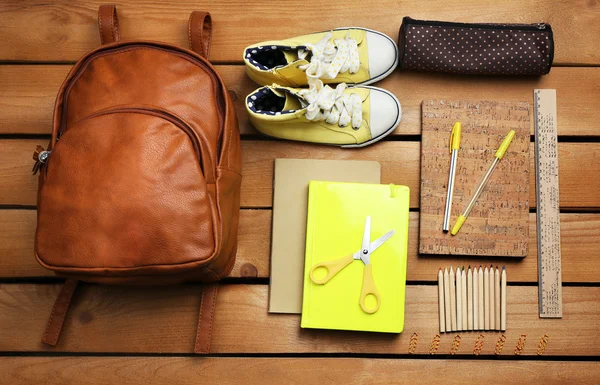 Conjunto escolar com mochila e suprimentos — Fotografia de Stock