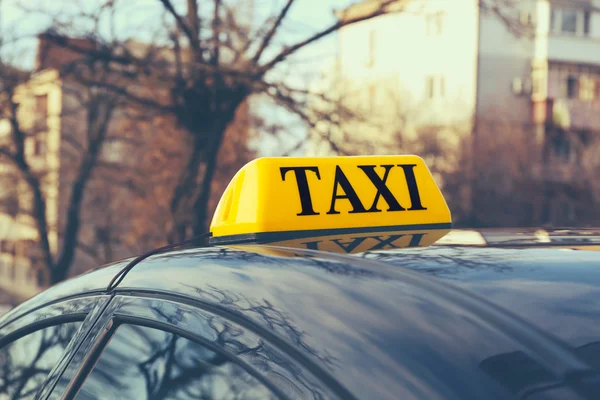 Таксист на машине — стоковое фото