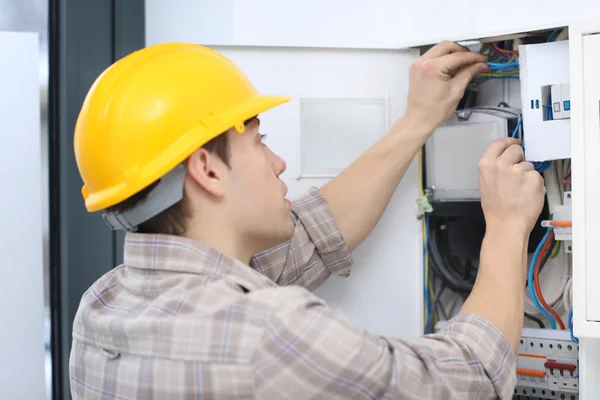 Elektricien verifiëren van spanning — Stockfoto