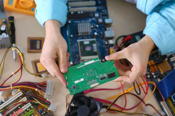 Jovem reparando hardware de computador — Fotografia de Stock