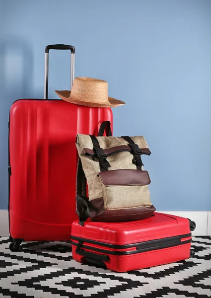 Kufry s kloboukem na modré zdi — Stock fotografie