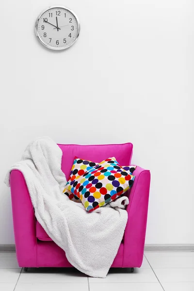 Roze fauteuil met deken en kussens — Stockfoto